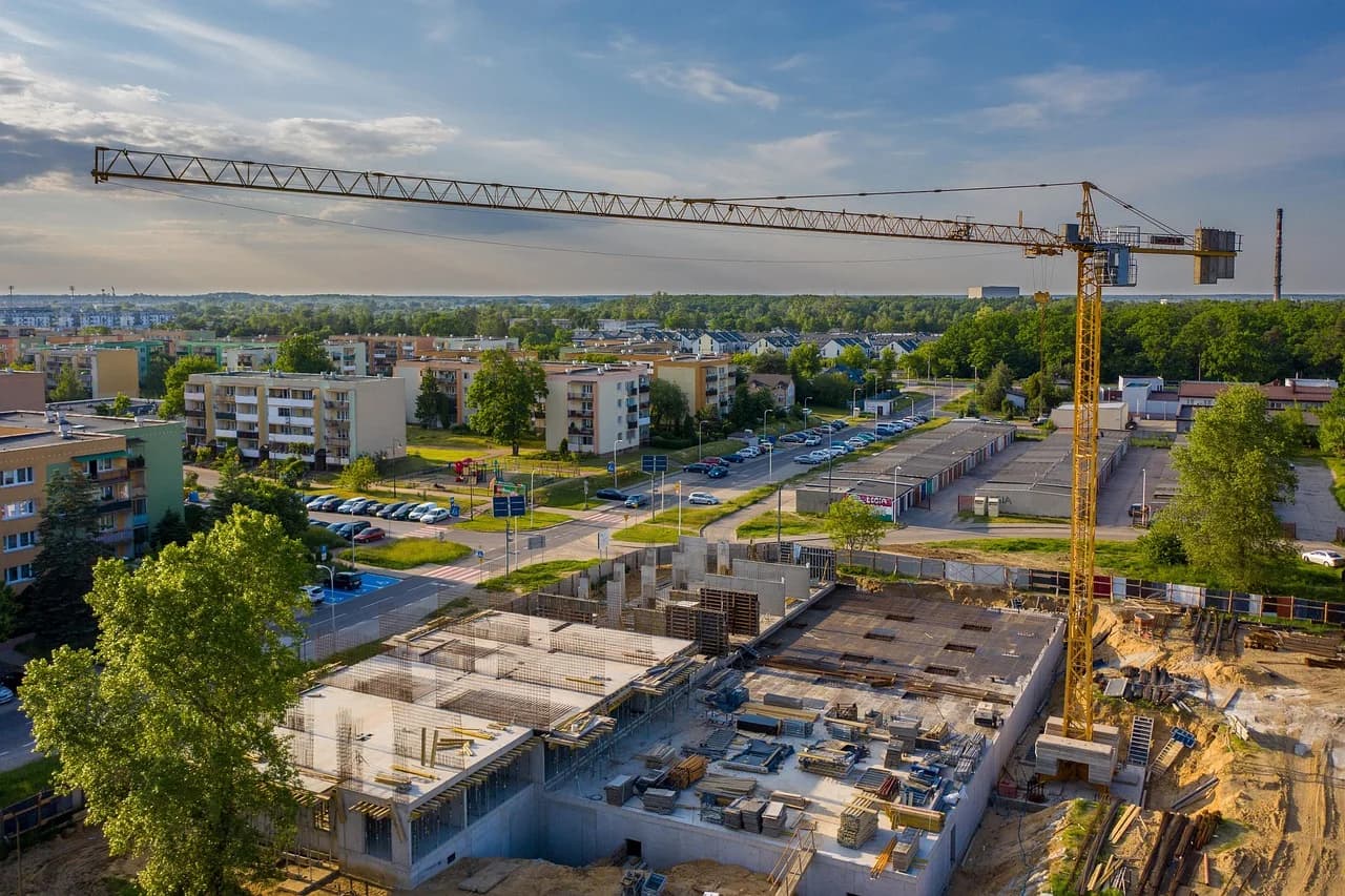 Großbaustelle mit Rohbau und Baukran